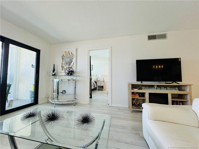 Building Photo - 9400 S Ocean Dr Unit 707