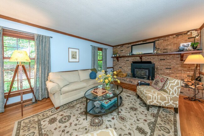 Photo - Spacious Colonial in Queens Lake