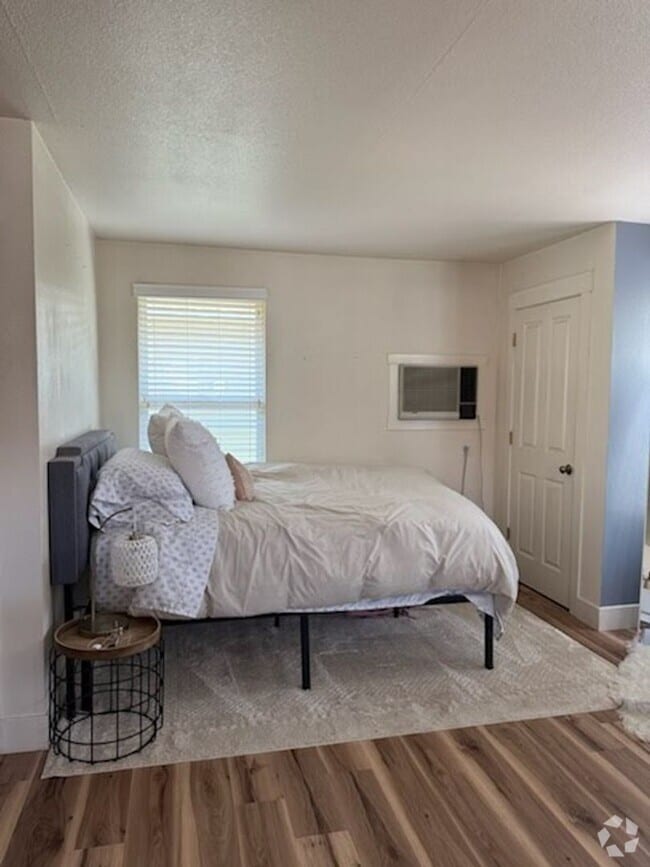 Building Photo - 1830 Roth St Unit B Rental
