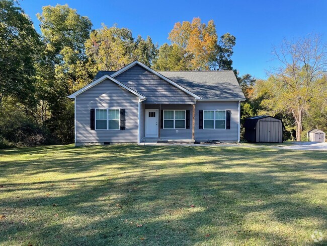 Building Photo - Home in the country!