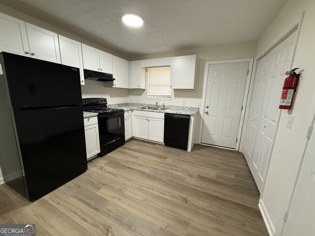 Building Photo - 160 W Paces Dr