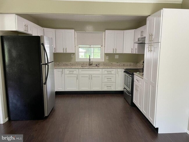 Building Photo - 15713 Pointer Ridge Dr