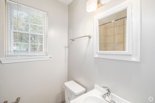 2BR, 1.5BA - 1,034SF - Bathroom