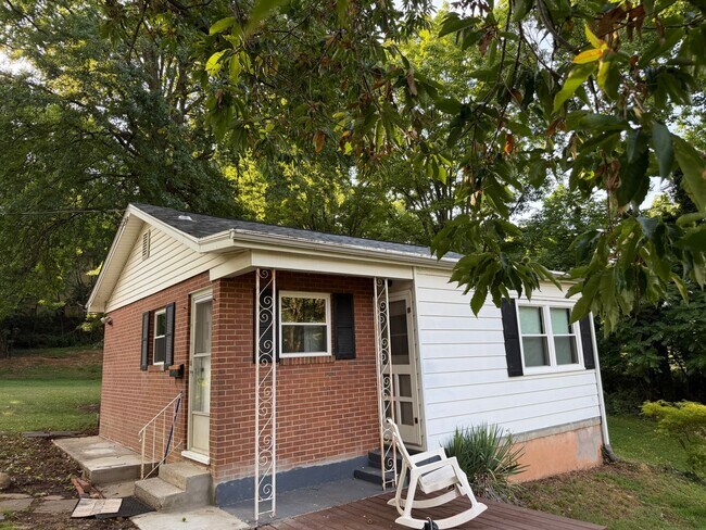 Building Photo - Cottage at Spring Lake!