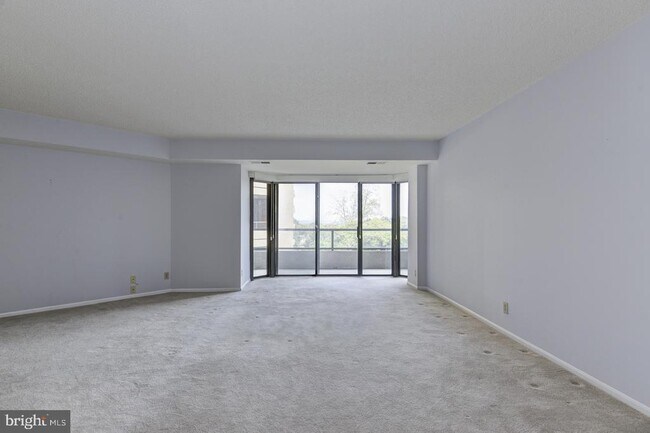 1600 N Oak St Unit 207
