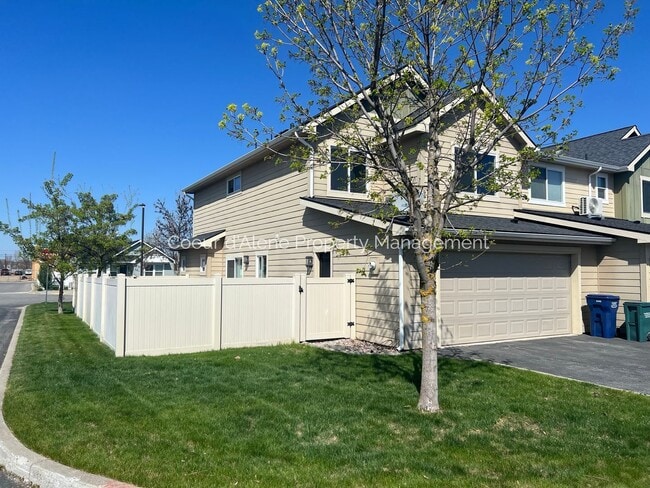 Photo - 3 bed, 2.5 bath townhouse in CDA Place!