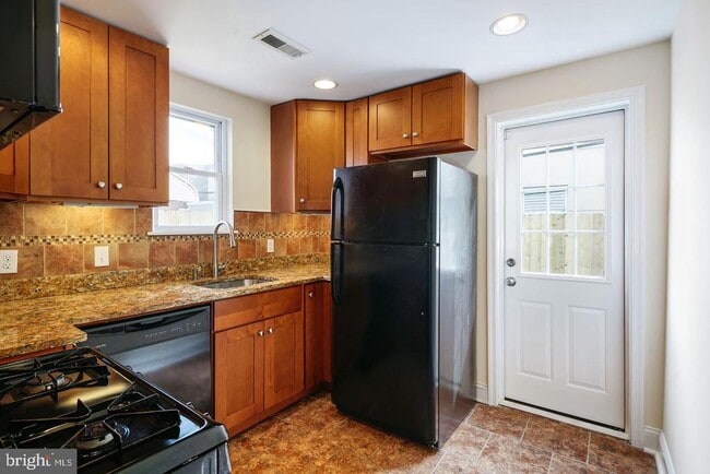 Photo - 3149 Tilton St