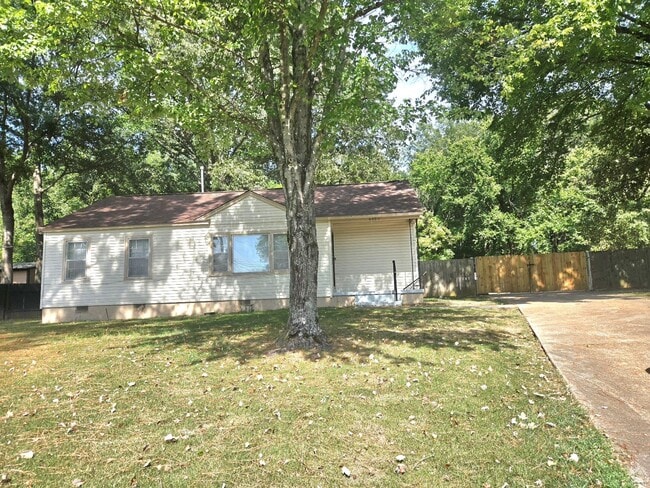 Adorable 3 bedroom, 1 bath home in the Mac... - Adorable 3 bedroom, 1 bath home in the Mac...