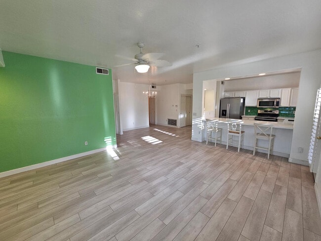 Photo - 1351 N Pleasant Dr Unidad 1108