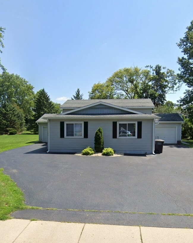 Building Photo - 926-928 Parkview Dr Unit 928