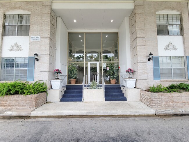 Building Photo - 2601 Bellefontaine Unit A104