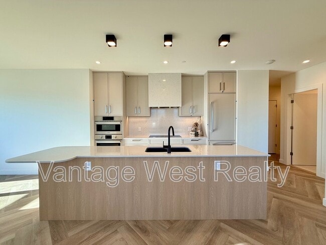 Building Photo - 3340-3340 Lakeshore Rd