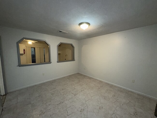 Photo - 5680 Queen Mary Ln