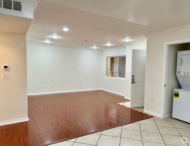 Building Photo - Spacious 3 bedroom condo in Van Nuys