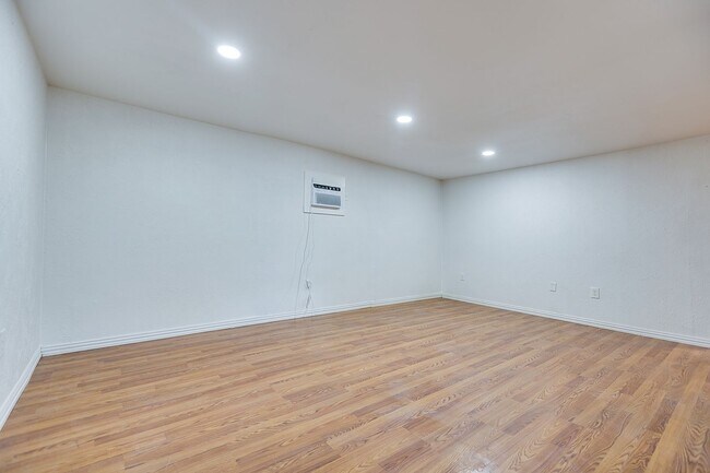 Photo - 2-Bedroom Home Ideal For Roommates!!