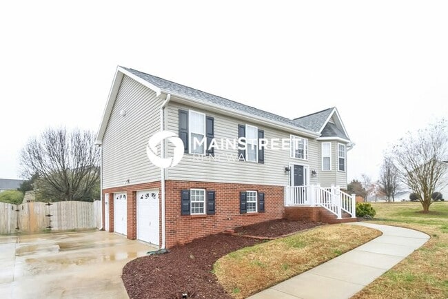 Photo - 3 Bedroom Pet-Friendly Home in High Point, NC with Main Street Renewal
