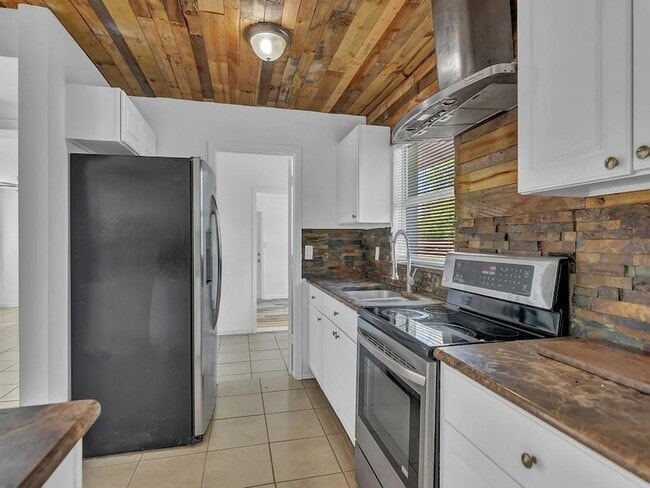 Photo - 703 5th Pl SW