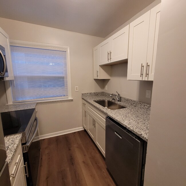 Photo - 1615 Runnymede Rd