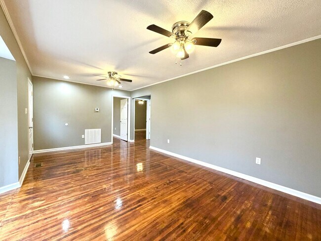 Photo - 838 Potters Ln