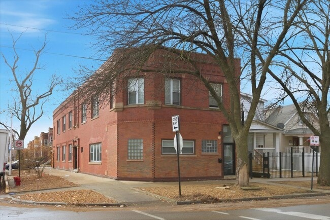 Building Photo - 2552 N Kildare Ave Unit 1S