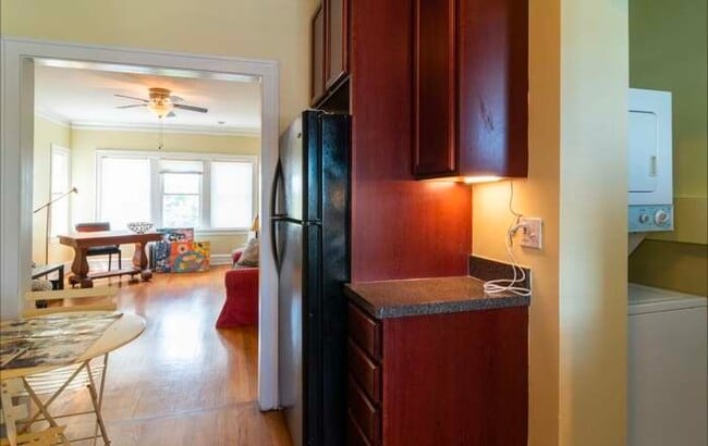 Kitchen View West - 906 S Elmwood Ave Unit #3