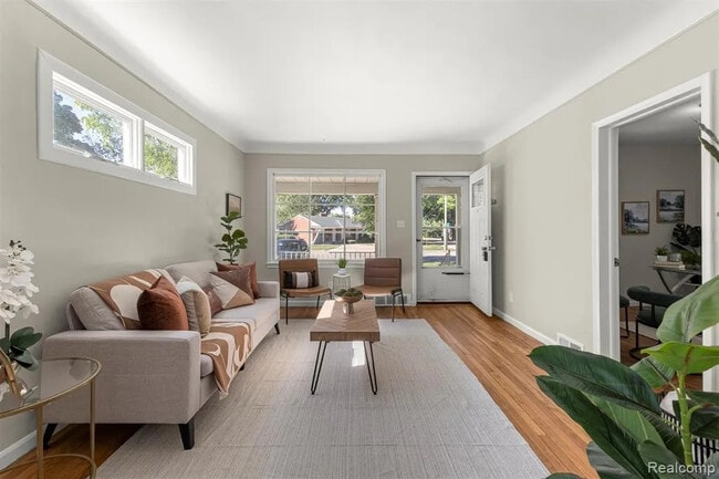 Photo - 3369 Pelham St