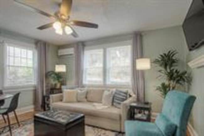 Photo - 4545 Main St