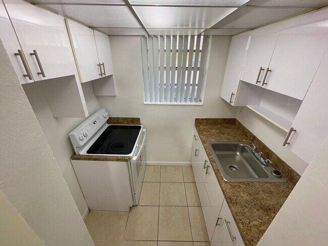 Building Photo - BEAUTIFUL 1b1b FOR RENT NOW Unit 210 Rental