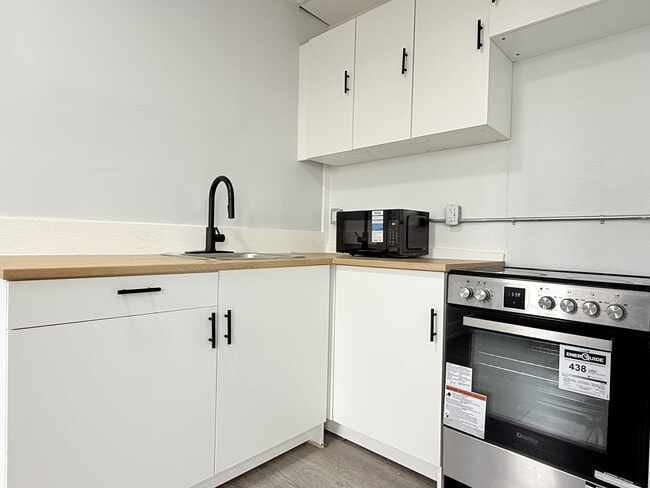 Building Photo - 1495 Gladstone Ave Unit 306