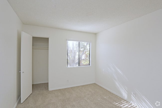 2 BR, 2 BA - 925 SF