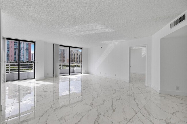 Photo - 3300 NE 192 St Unidad 813