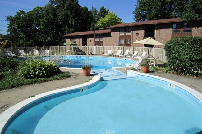 Piscina comunitaria - Maplewood Apartment Homes
