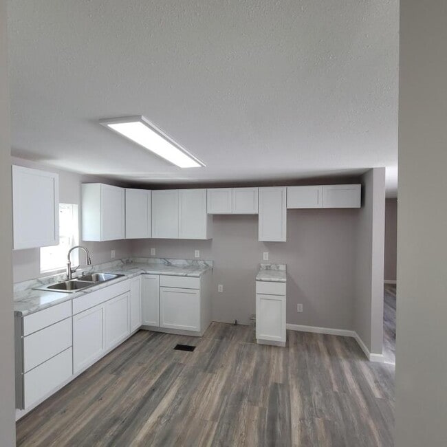 Photo - 804 Westbourne Ave