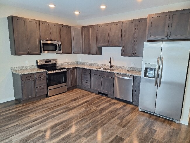 Building Photo - 705 S Oak St Rental