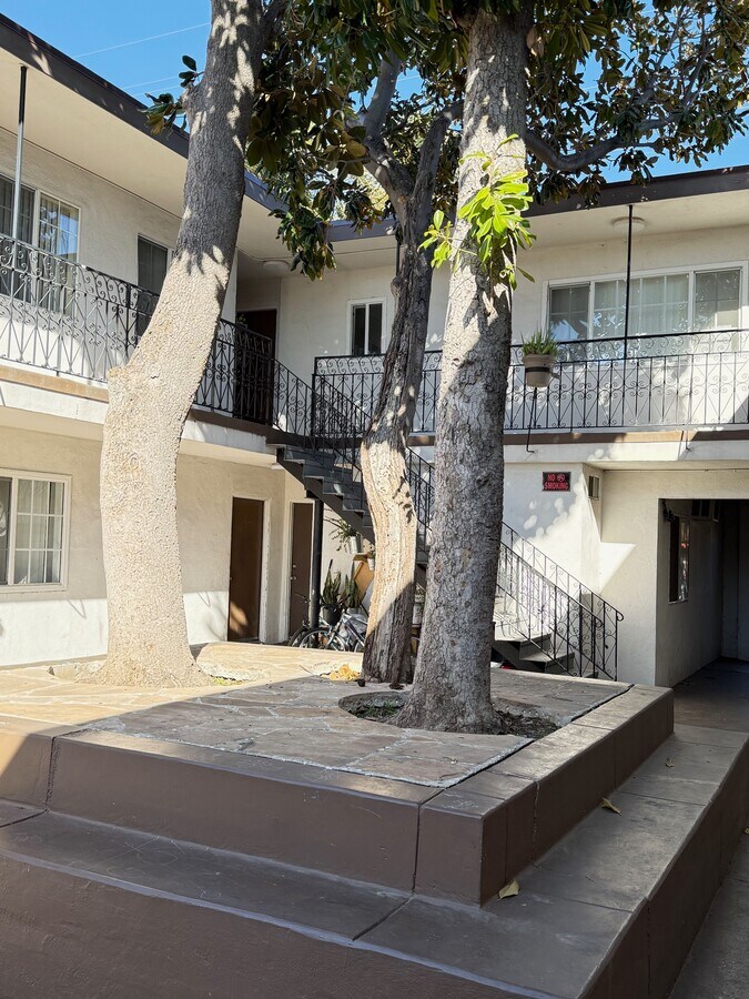 Photo - 6633 Woodley Ave