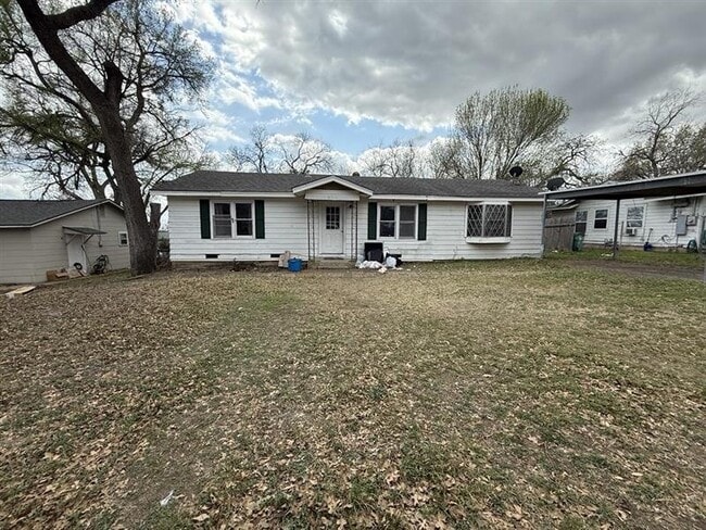 Building Photo - 611 E 5th St