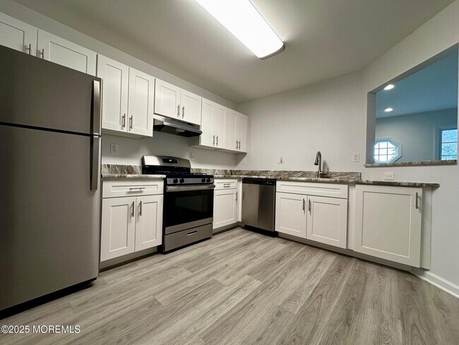 Photo - 373 Yorkshire Pl