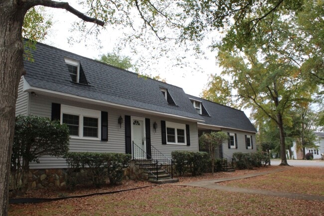 Building Photo - 4 Br, 3 ba + Bonus Henderson Forest Rental
