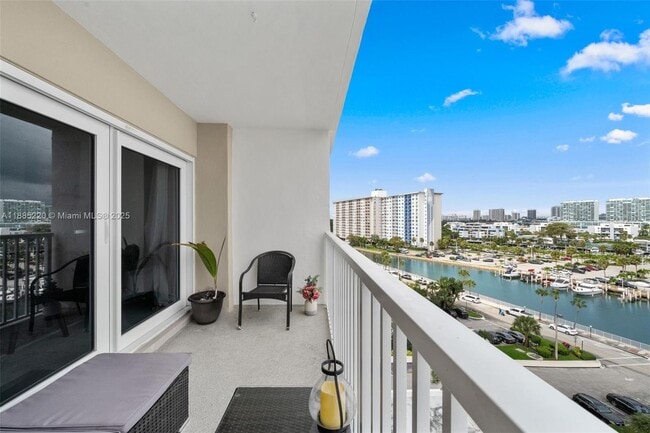 Building Photo - 300 Bayview Dr Unit 807