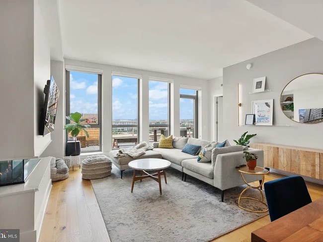 Building Photo - 1211 Van St SE Unit PH 13B