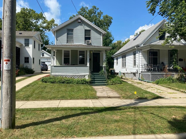 Building Photo - 930 E Dayton St Rental