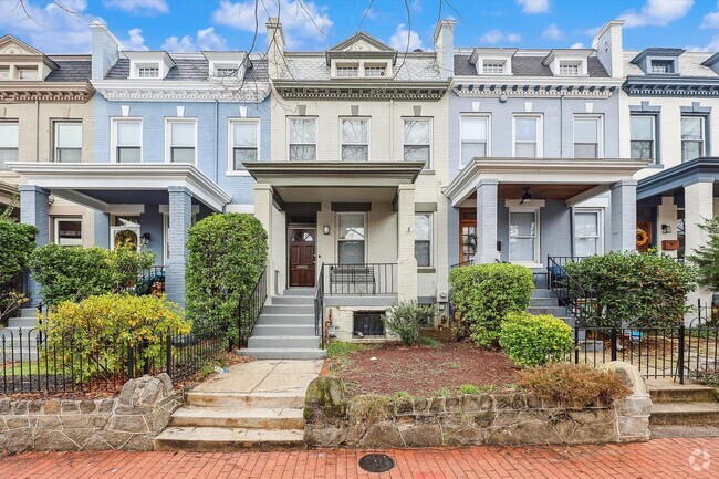 Building Photo - Newly Renovated: 4 Bed 2 Bath on 5th Stree... Rental