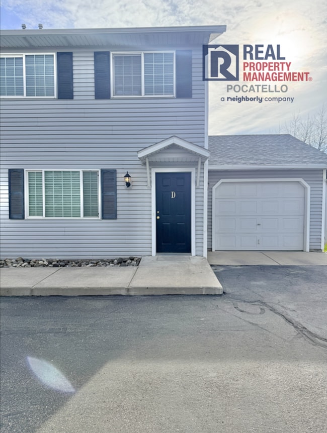 Building Photo - 3 Bedroom 1.5 Bath duplex - 1 car garage