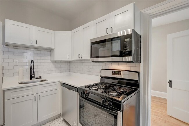 Photo - 2611-2613 N Stowell Ave