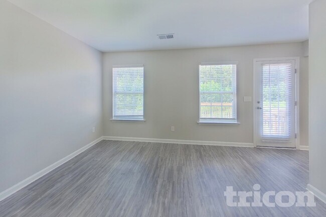 Photo - 304 Longfellows Ln