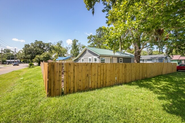 Photo - 260 Vernis Ave