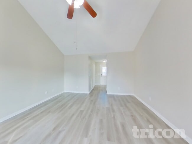 Photo - 121 Willowleaf Ln