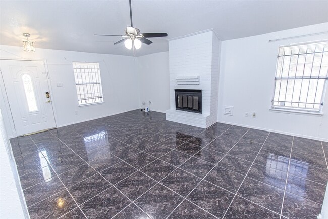 Photo - 918 Littleport Ln