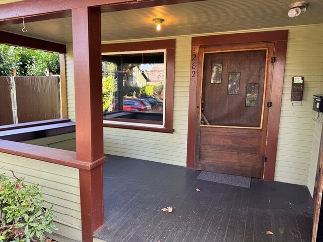 1262 W 5th Ave
