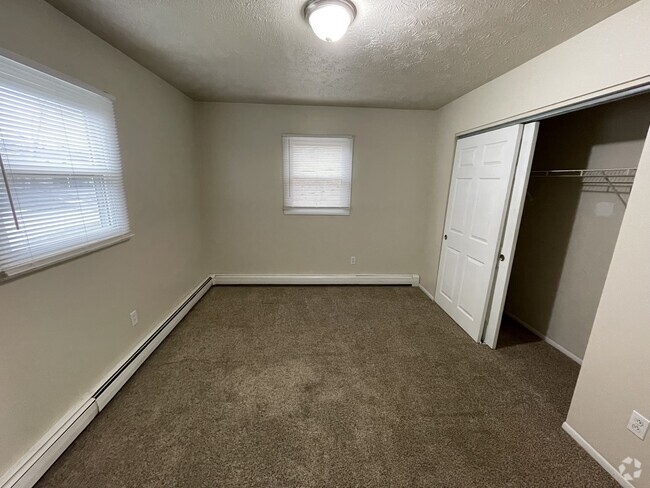 Building Photo - 698 Robinson Rd Unit 3 Rental